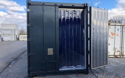 Offener Frachtcontainer mit blauen Plastikstreifen im Inneren und einem weiteren Container im Hintergrund.