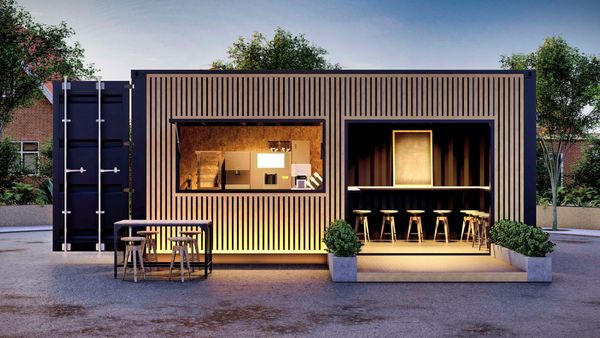 Café im Schiffscontainerstil mit Holzfassade und Außensitzplätzen.