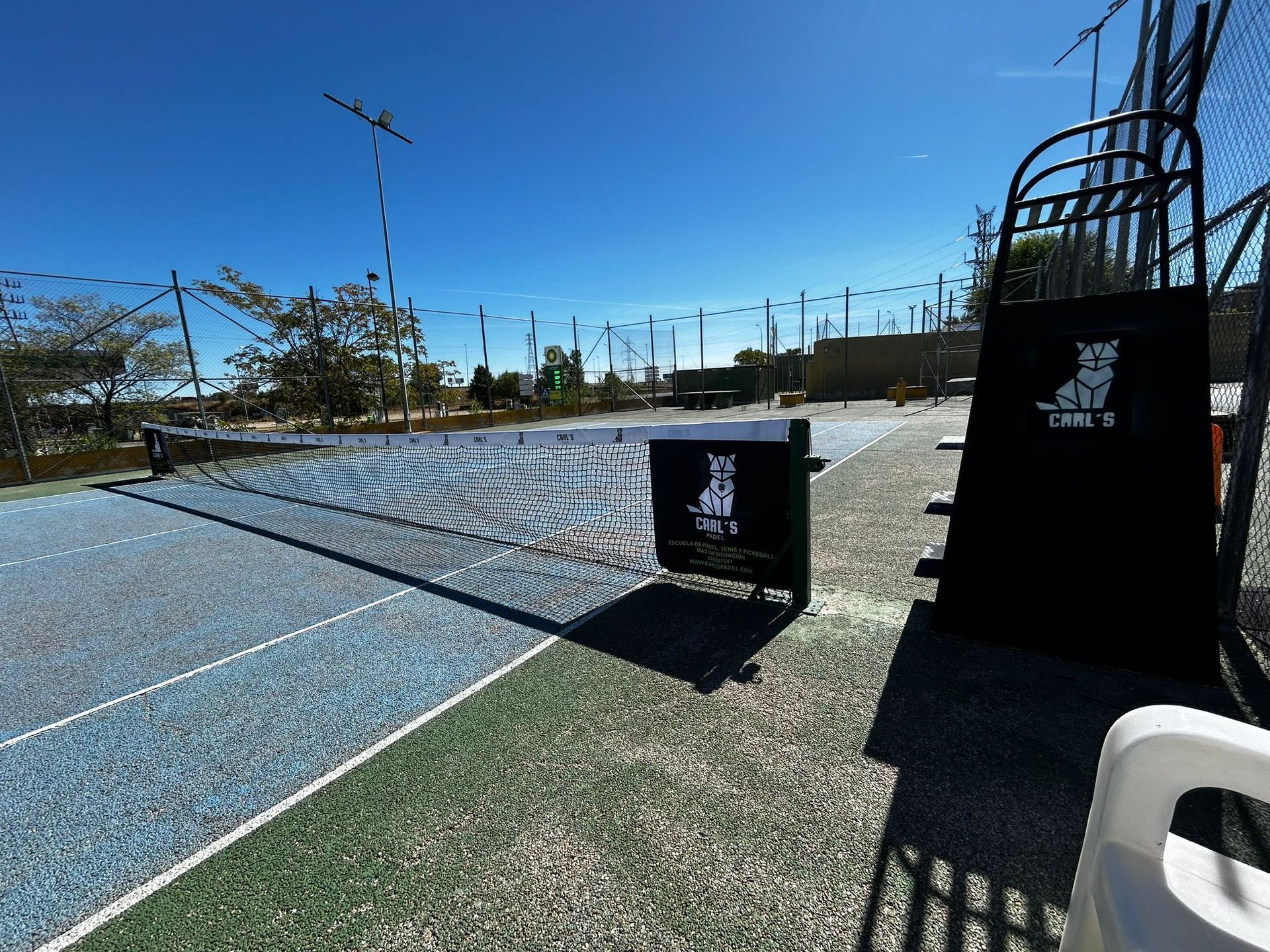 Una cancha de tenis con un cartel que dice 