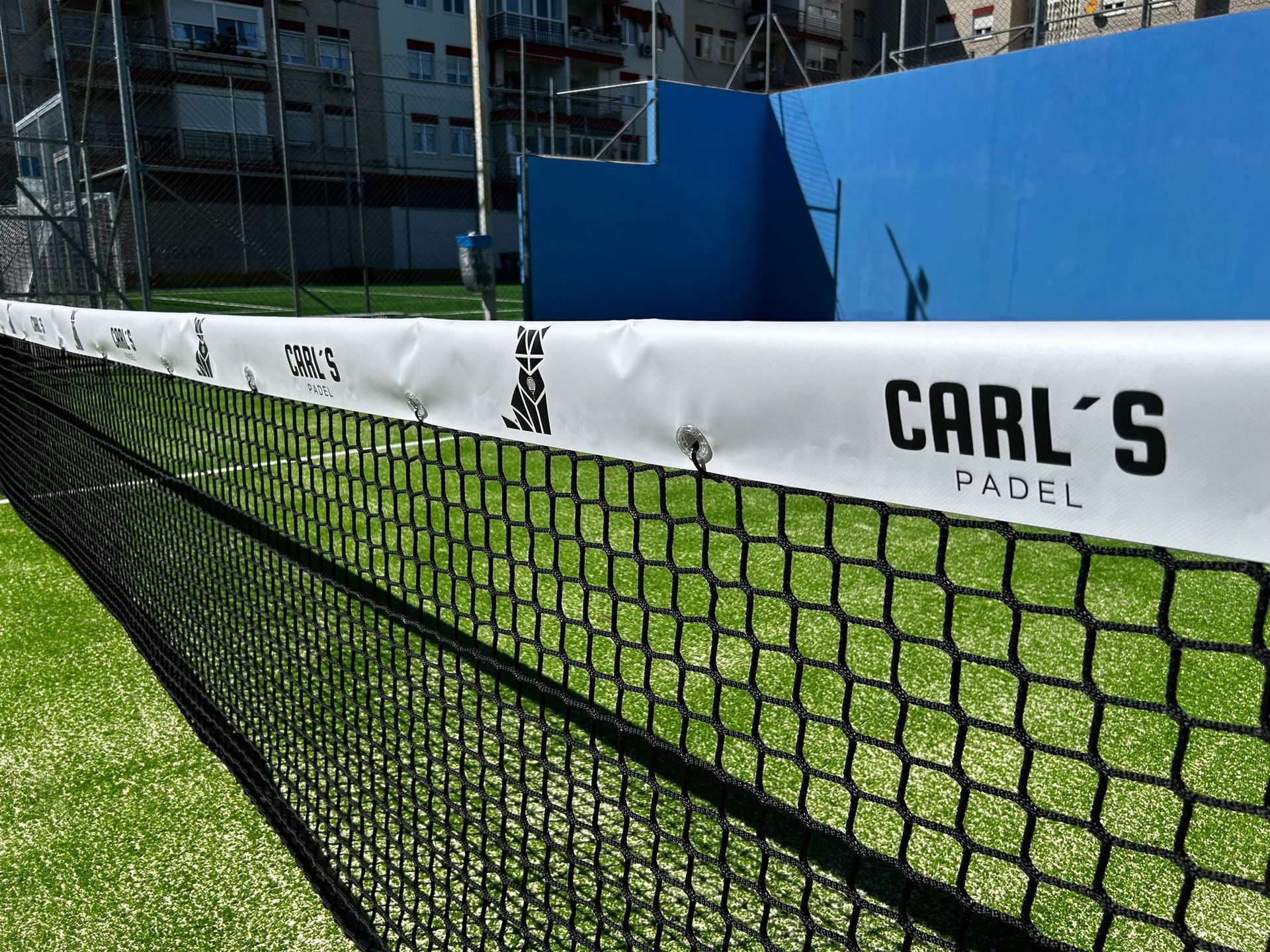 Una red de tenis con Carl's Padel escrito en ella