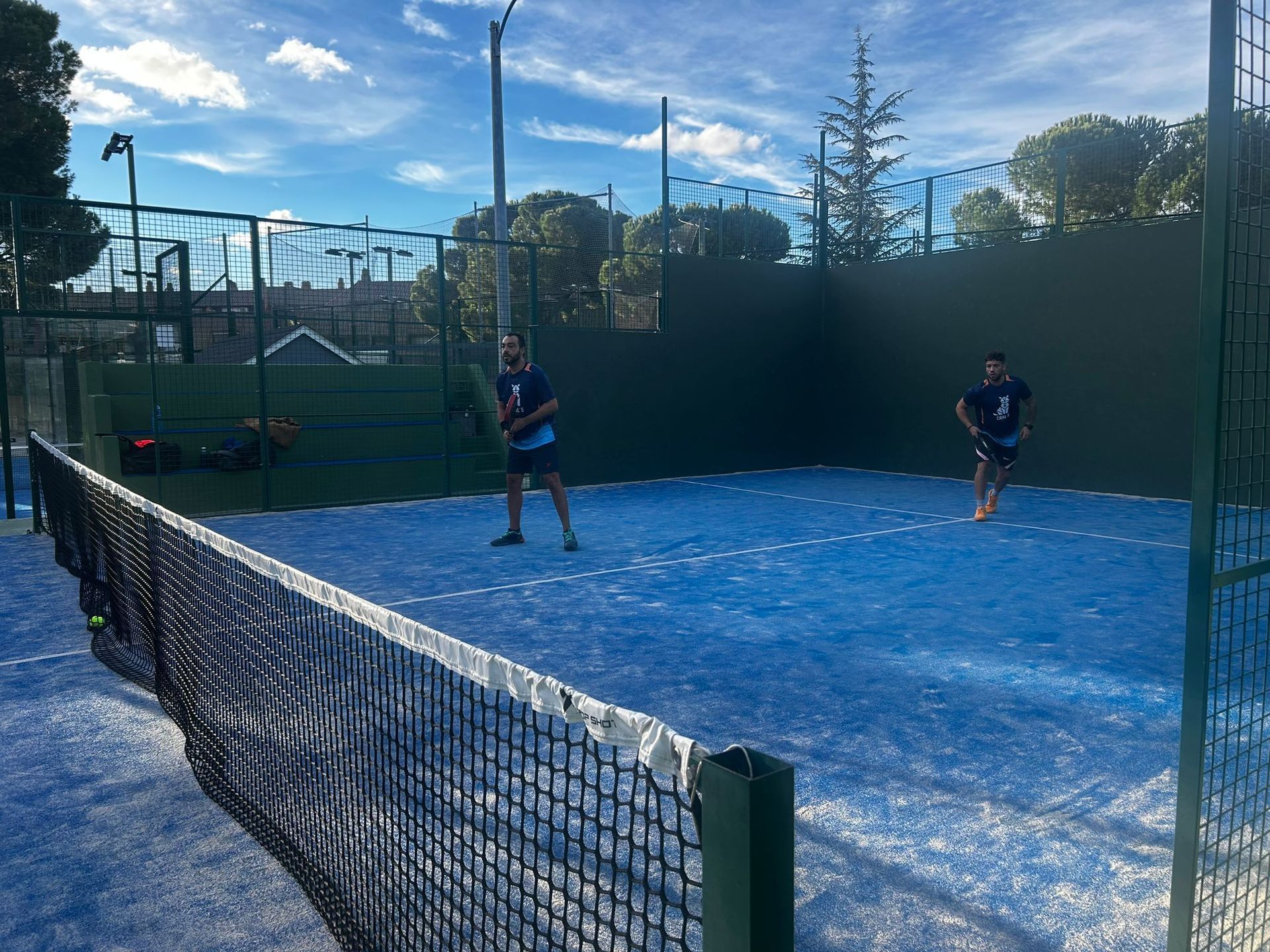 Dos personas están jugando al tenis en una cancha de tenis.