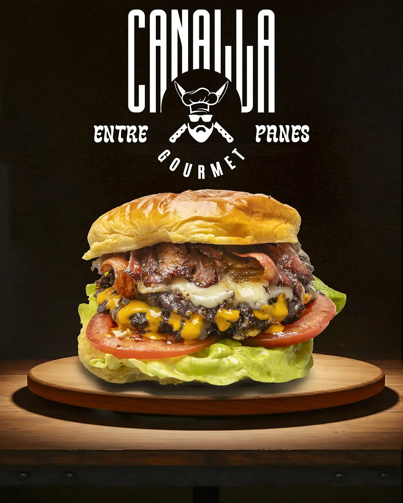 Una hamburguesa está colocada sobre una tabla de cortar de madera.