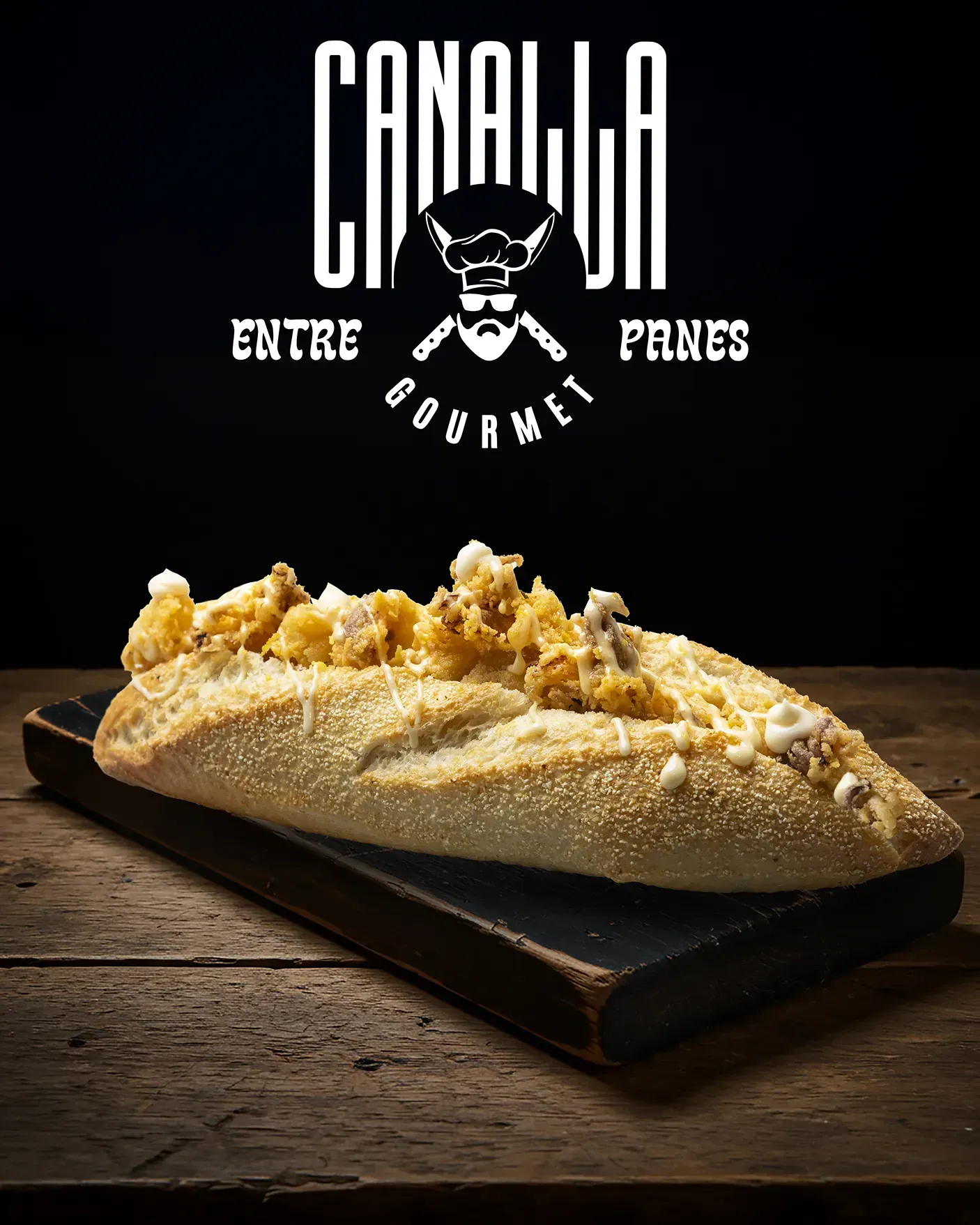 Una hogaza de pan reposa sobre una tabla de cortar de madera.