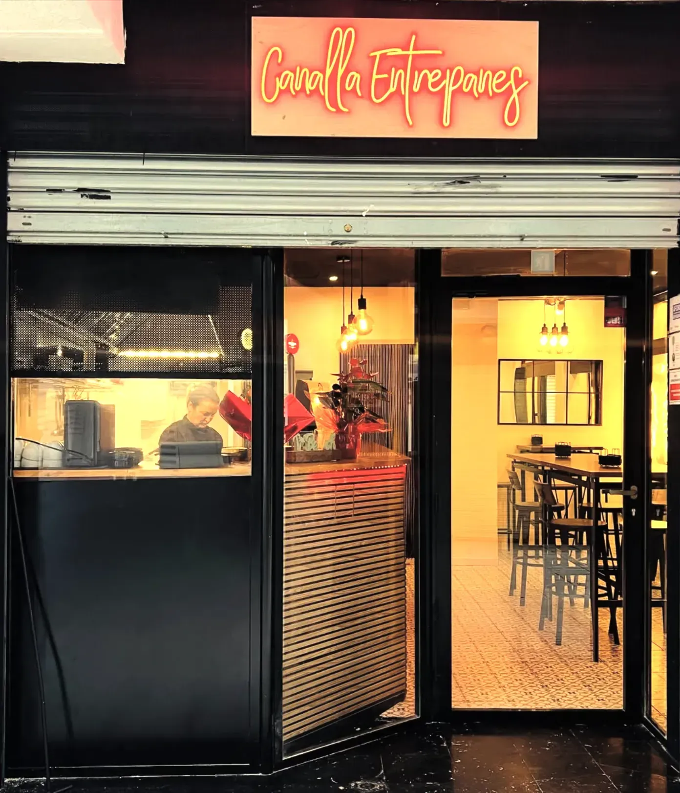 Un restaurante con un cartel que dice casalla entrepanes