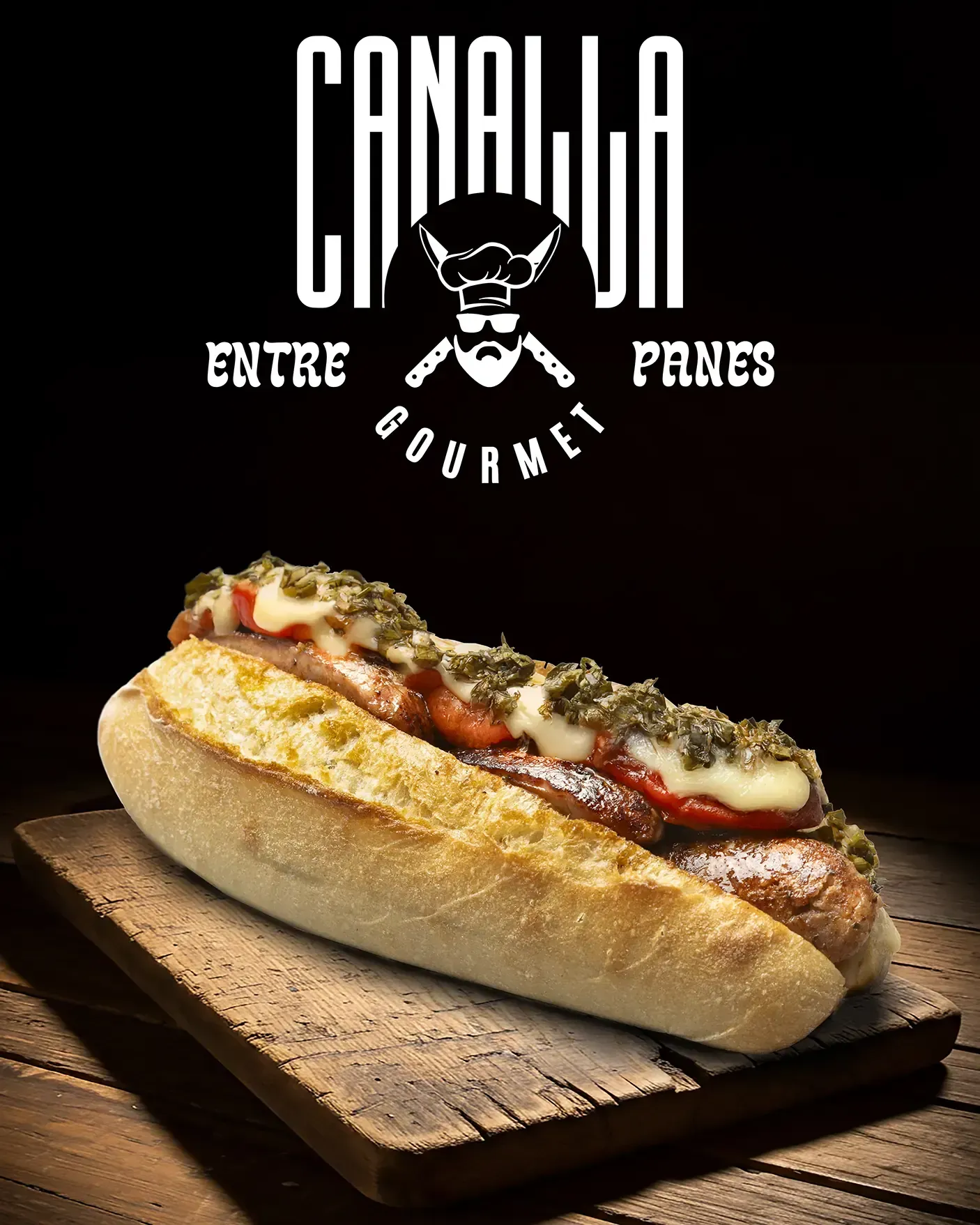 Un perrito caliente está sentado sobre una tabla de cortar de madera.