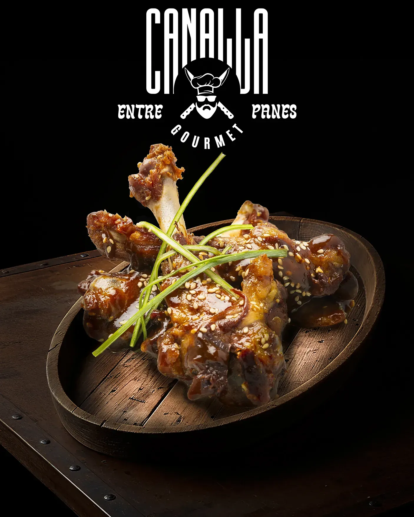 Un cuenco de madera lleno de carne y verduras sobre una mesa.