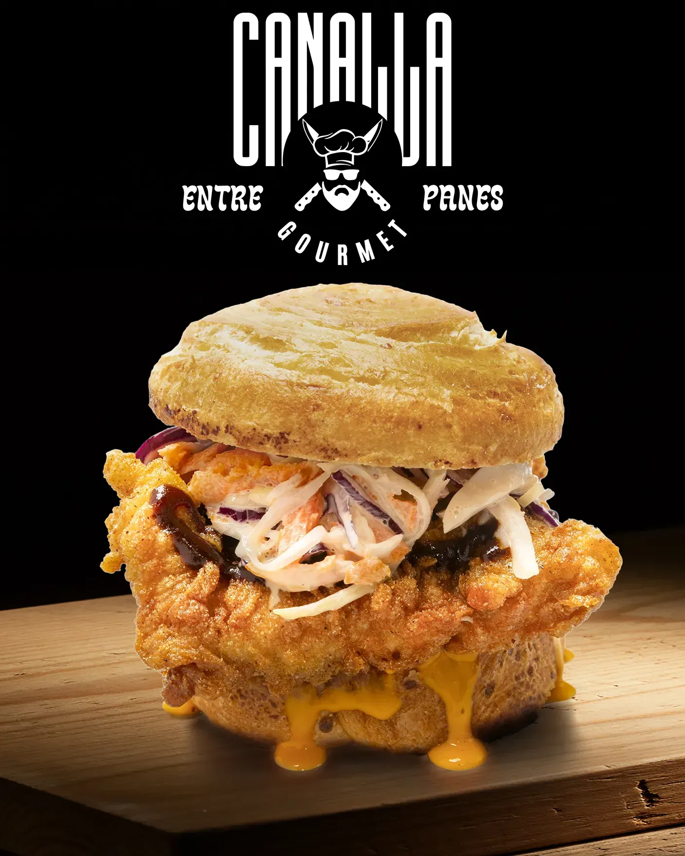 Un sándwich de pollo frito con ensalada de col y queso sobre una galleta sobre una tabla de cortar de madera.