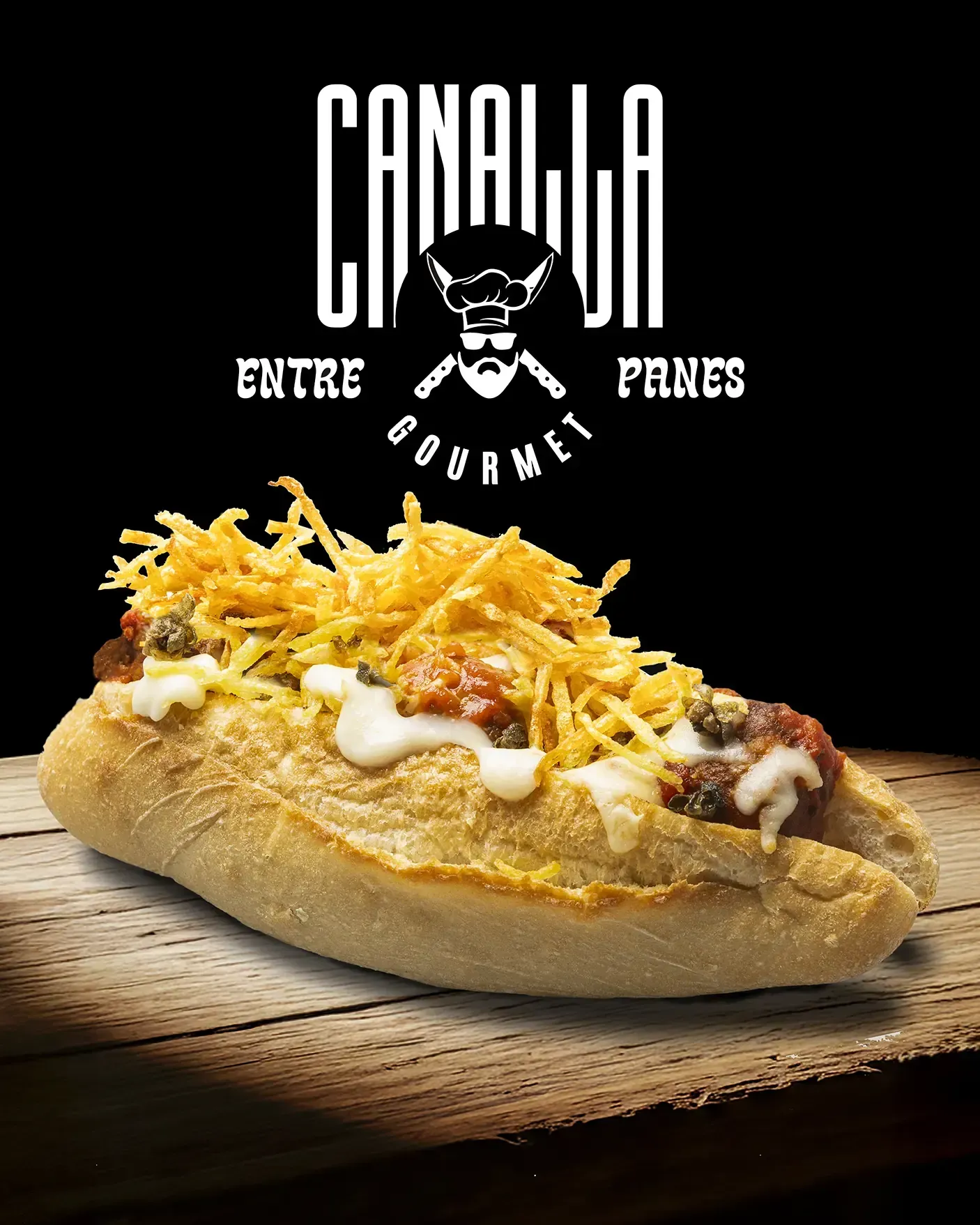 Un hot dog con queso y salsa sobre una mesa de madera.