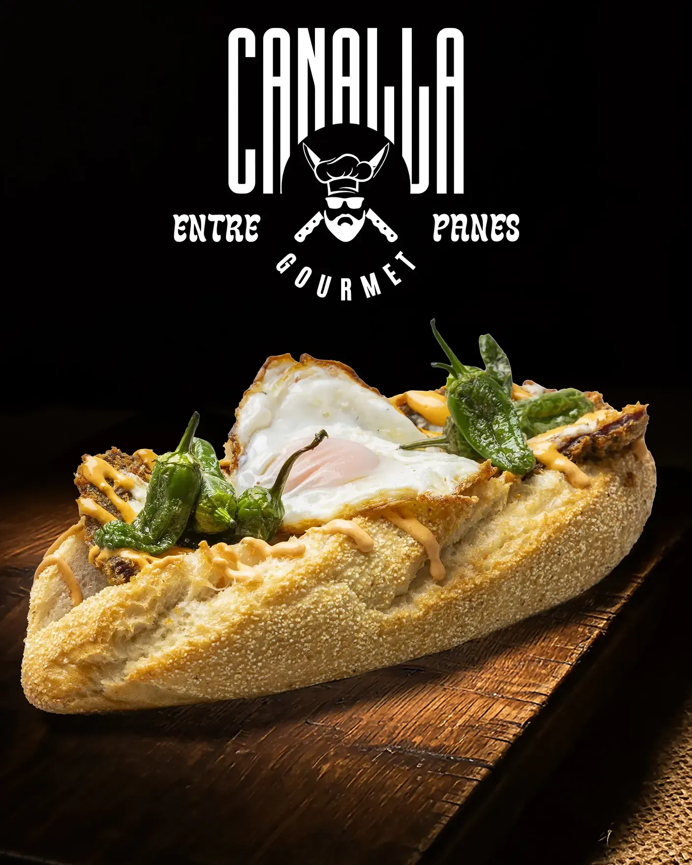 Un sándwich con huevo frito y pimientos verdes sobre una tabla de cortar de madera.