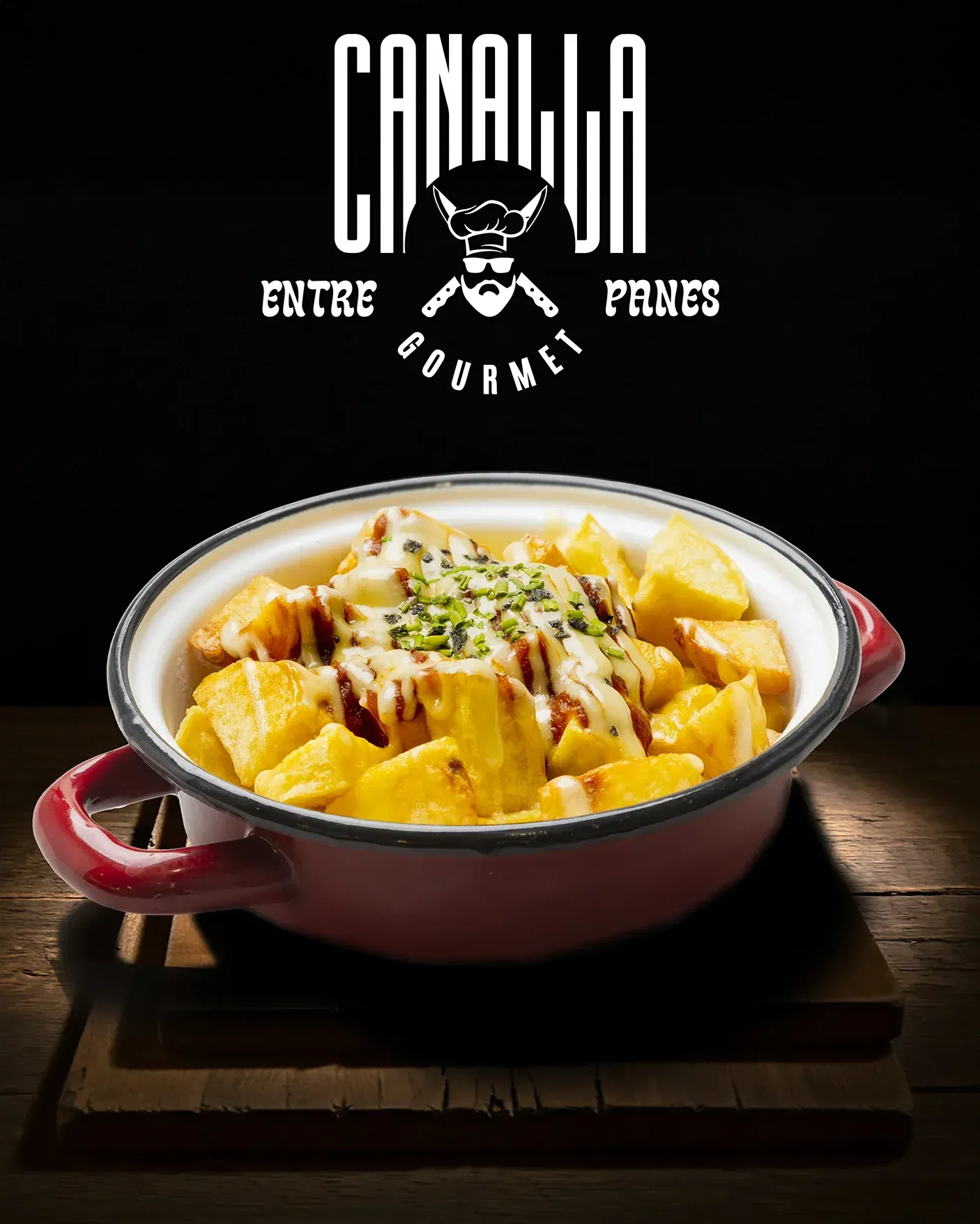 Un plato de comida está sobre una mesa de madera.