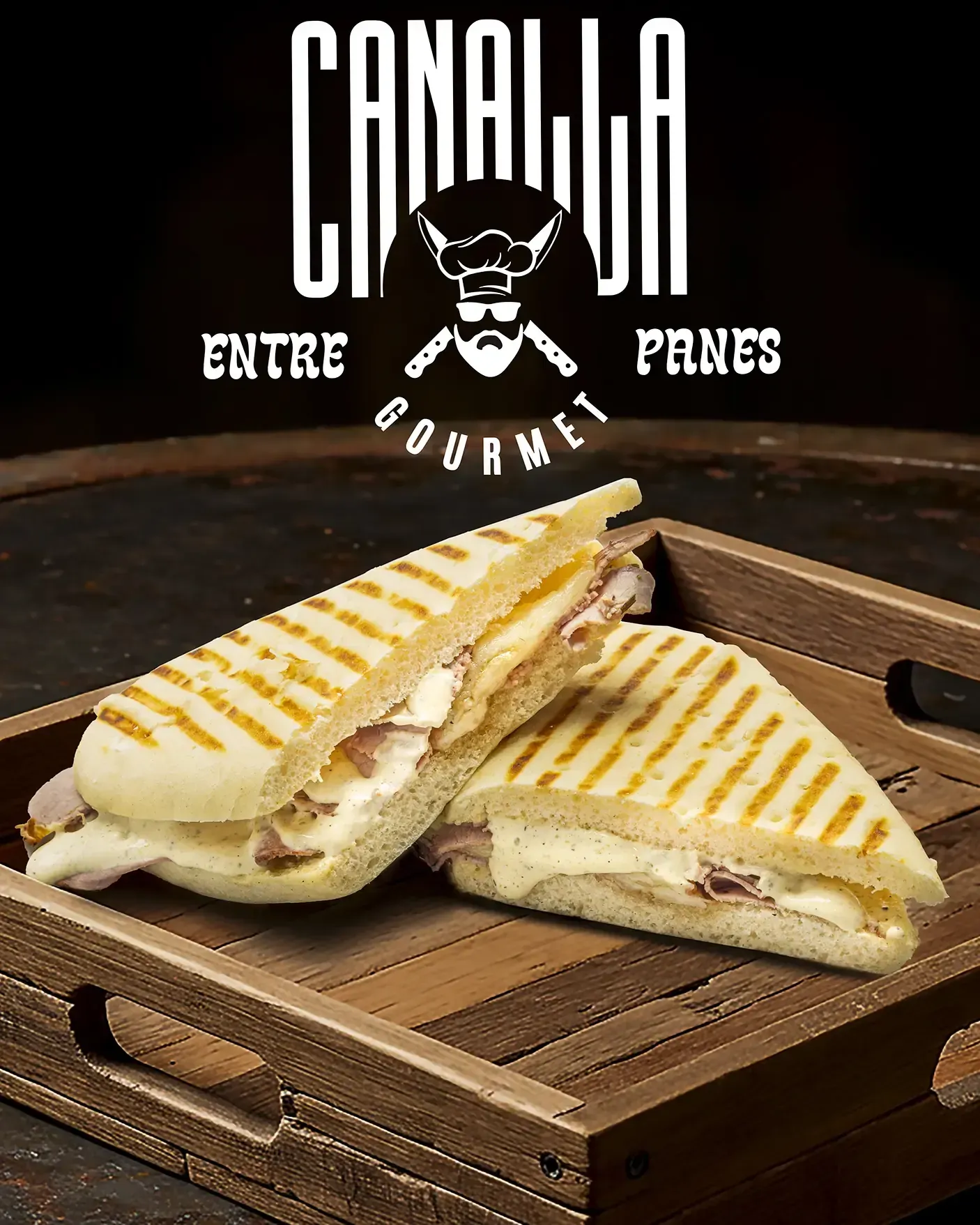 Un sándwich panini está sobre una bandeja de madera.