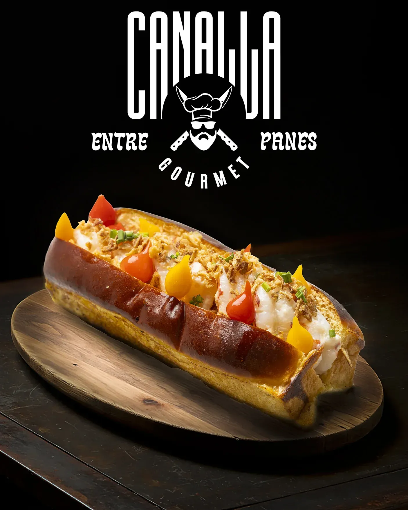 Un perrito caliente está sentado sobre una tabla de cortar de madera.