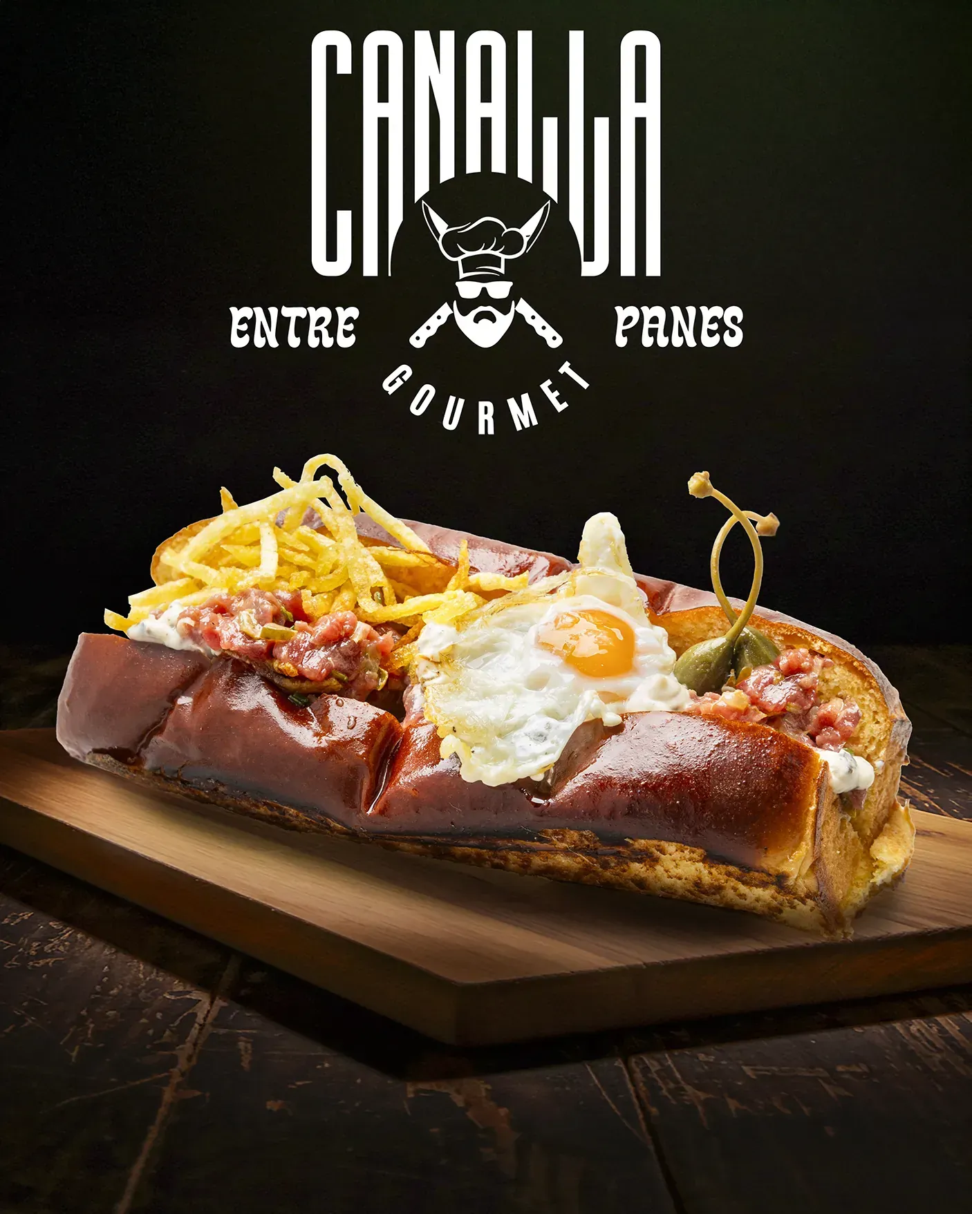 Un hot dog con un huevo frito encima está sobre una tabla de cortar de madera.