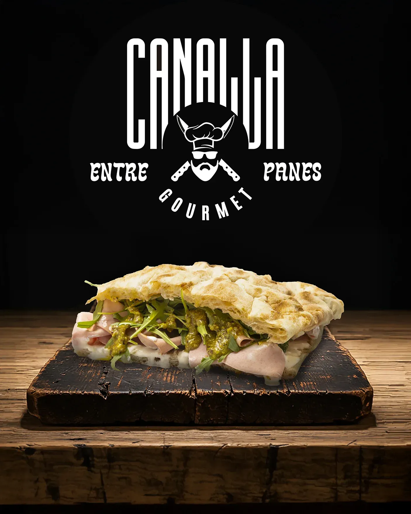 Un sándwich está sobre una tabla de cortar de madera.