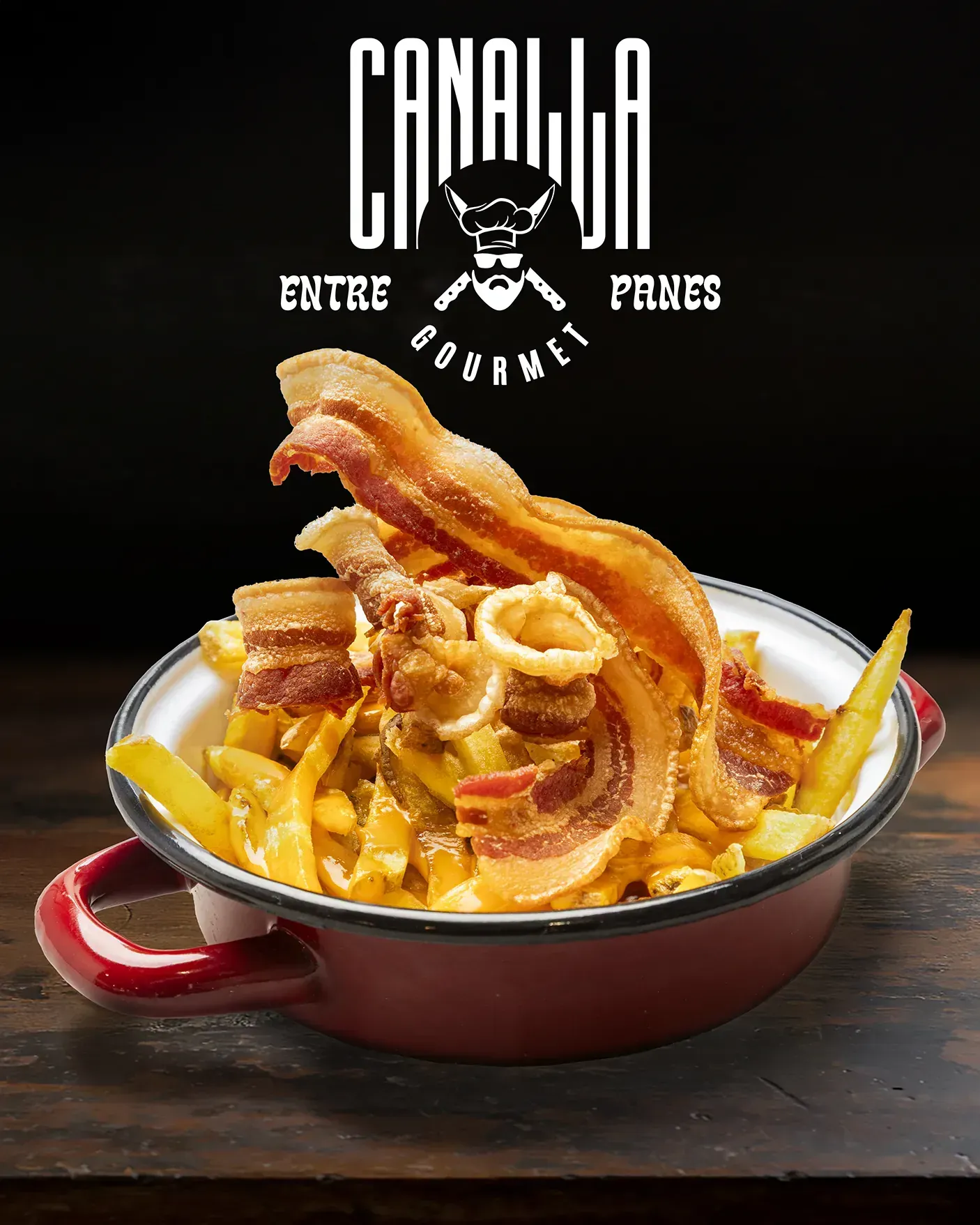 Un tazón de comida con tocino y papas fritas en una mesa