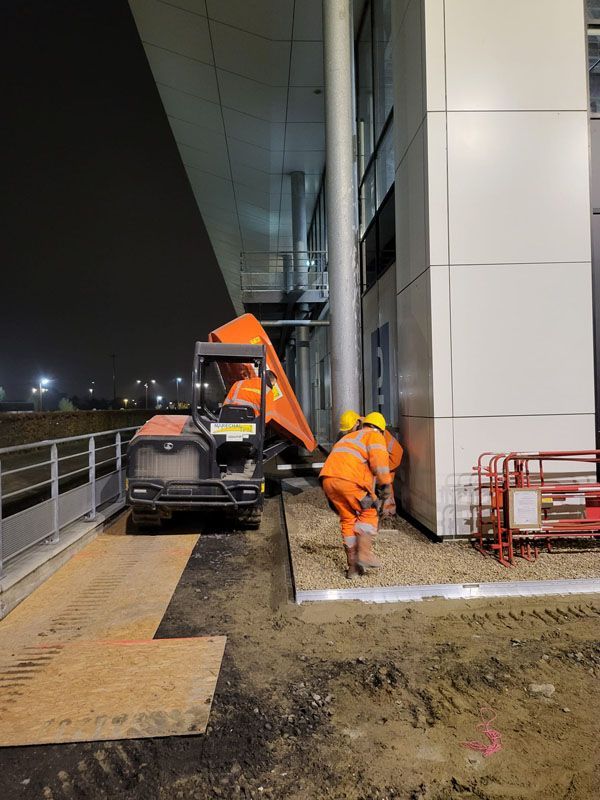 Des ouvriers qui travaillent sur un chantier dans un bâtiment public