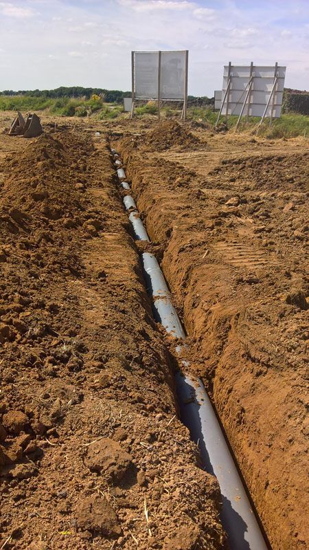 Tranchée encore ouverte avec un tuyau d'assainissement dedans