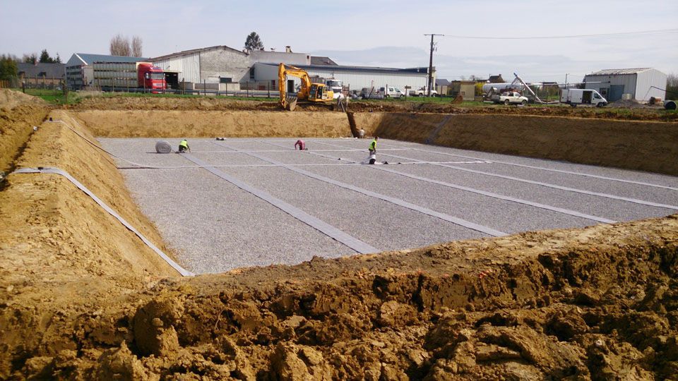 Grand bassin avec des graviers