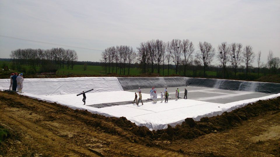 Pose d'une couche de protection sur bassin creusé