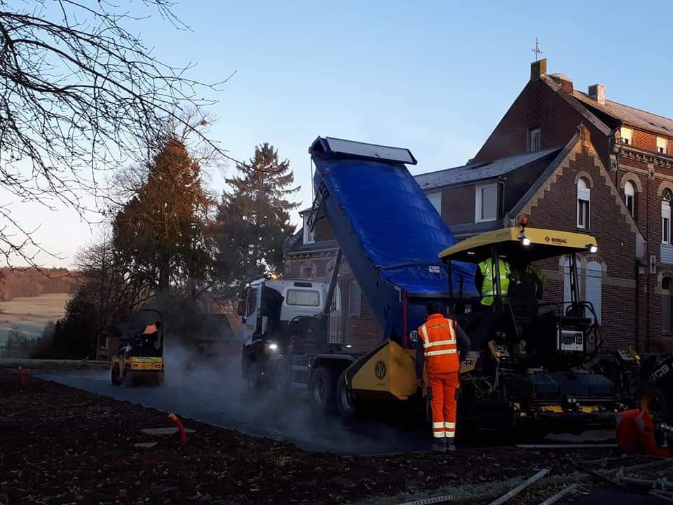 Pose d'enrobé à chaud depuis un camion