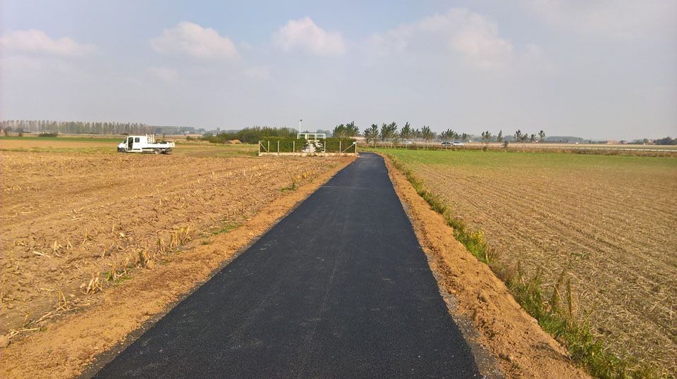 Petit chemin privé recouvert d'enrobé