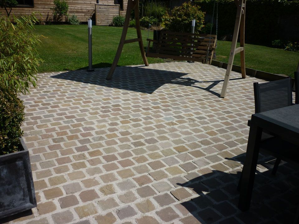 Jardin avant d'une maison avec des murets en gabion