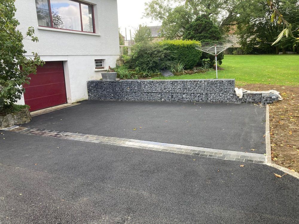 Création d'une cour en enrobé avec un mur en gabions