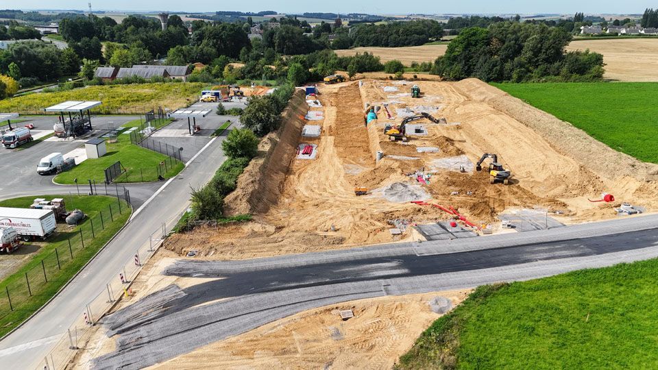 Vue d'en haut d'un grand chantier de terrassement pour une commune
