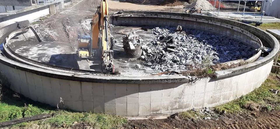 Démolition d'un grand bassin en béton