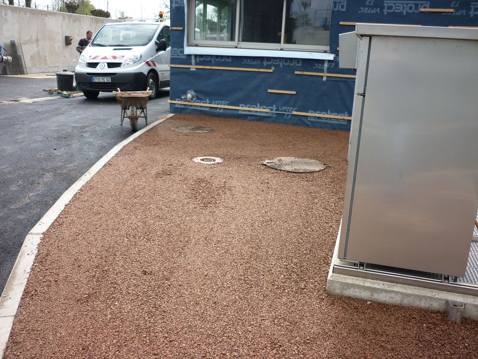 Pose de bordure de trottoir avec gravillonage