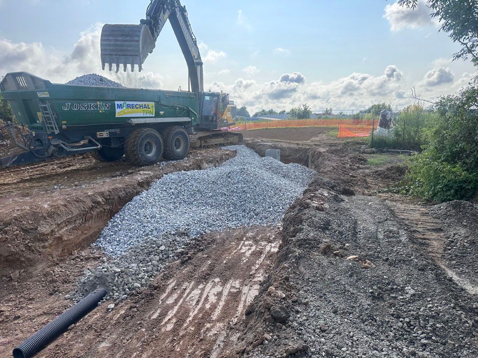 Pelle mécanique en train de déverser du gravier
