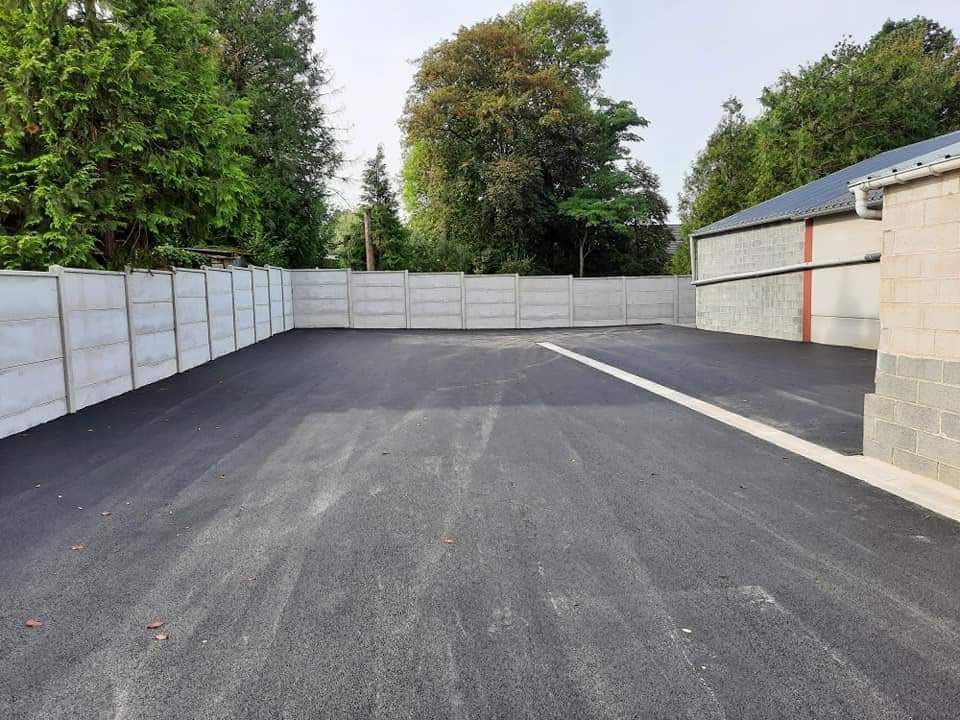 Pose d'enrobé pour un parking d'entreprise