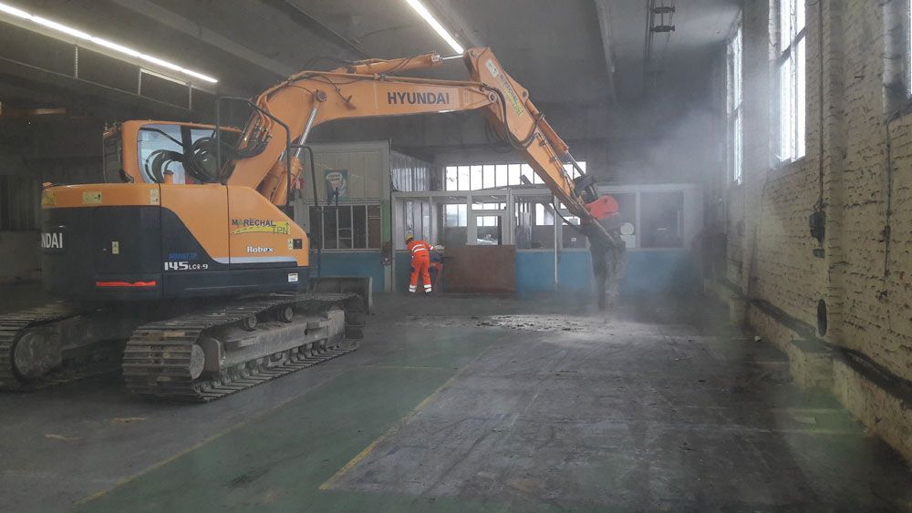Pelle avec un brise-roche hydraulique BRH