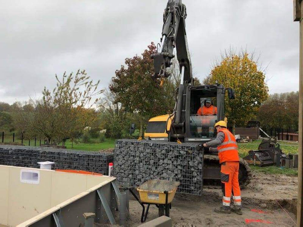 Une équipe qui installe un mur de gabion