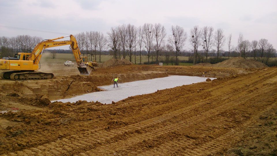 Pose de graviers pendant un chantier de terrassement