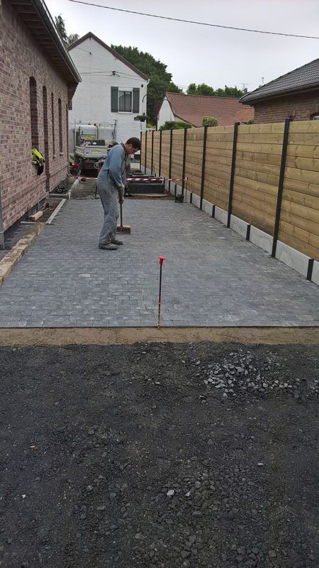 Cour arrière avec des pavés