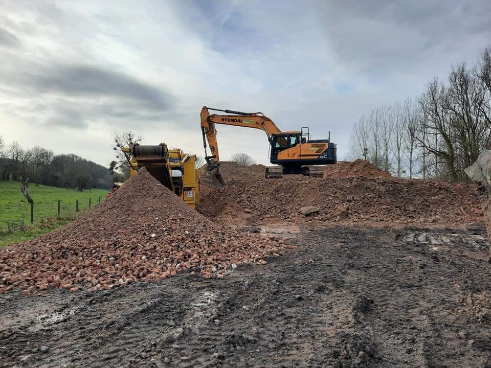Pelle mécanique qui récupère les débris d'un bâtiment