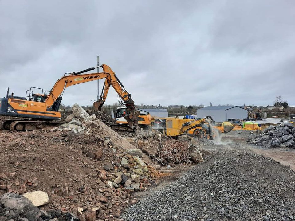 Pelle mécanique qui détruit un batiment