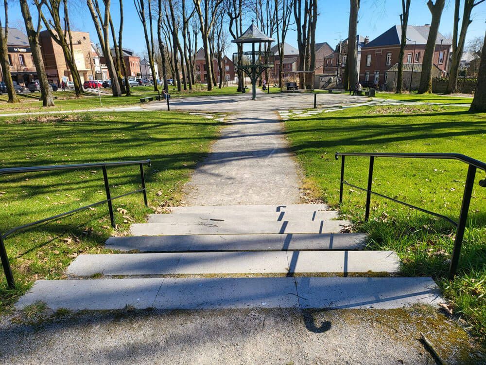 Entrée du parc via l'escalier