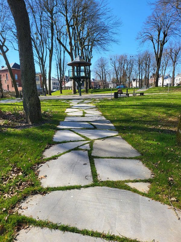 Chemin avec des grandes pierres