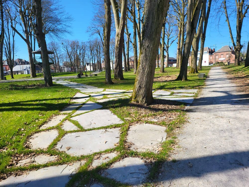 Chemins avec des grandes dalles hétérogènes