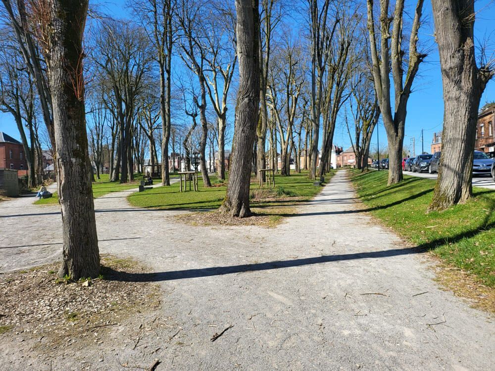 Allée d'un parc avec une rotonde