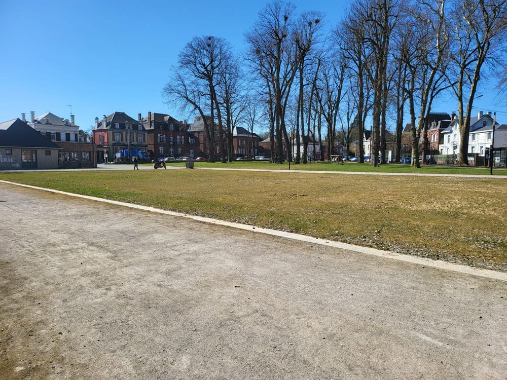 Grand trottoir public