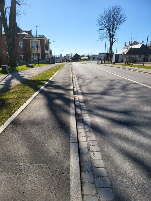 Trottoir le long d'un parc