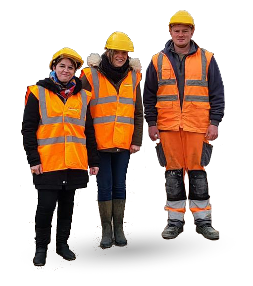 Ouvrier professionnel qui sourie avec un gilet jaune