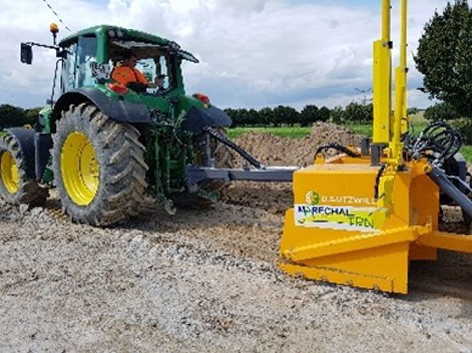 Tracteur avec sa lame de nivellement