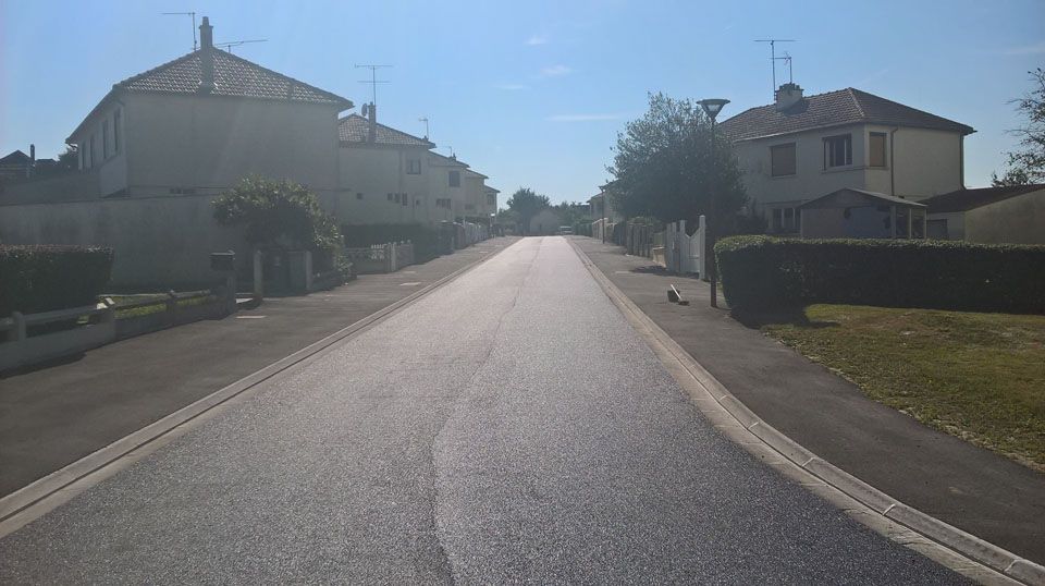 Entrée de l'entrepôt avec un camion et des tracteurs