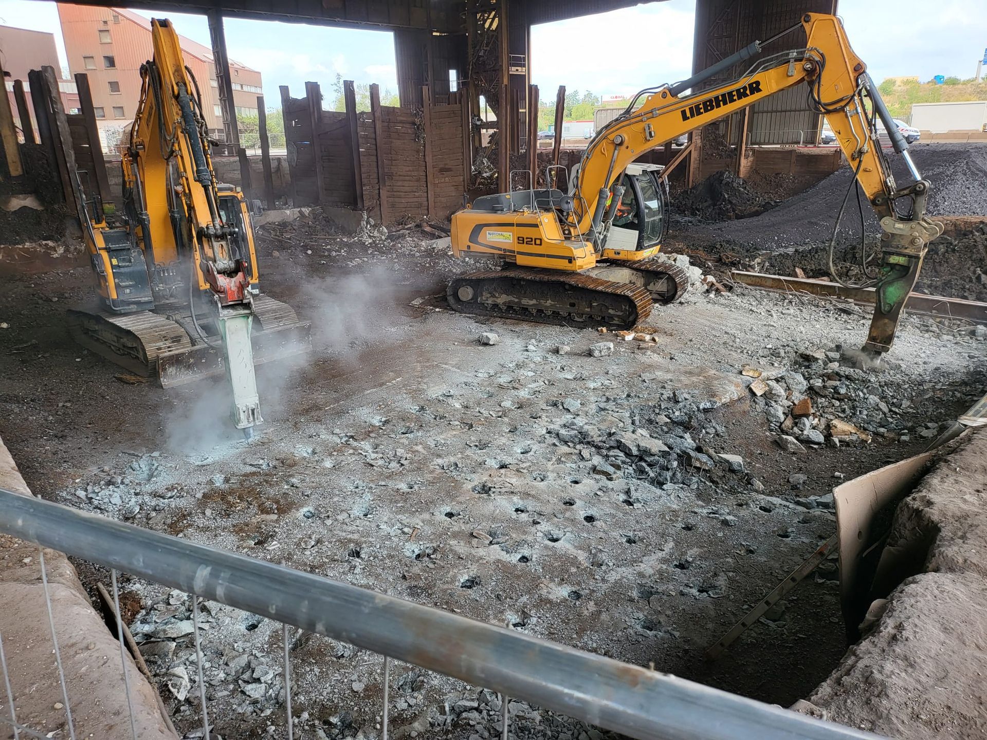 Camion de salage qui passe sur une route enneigée
