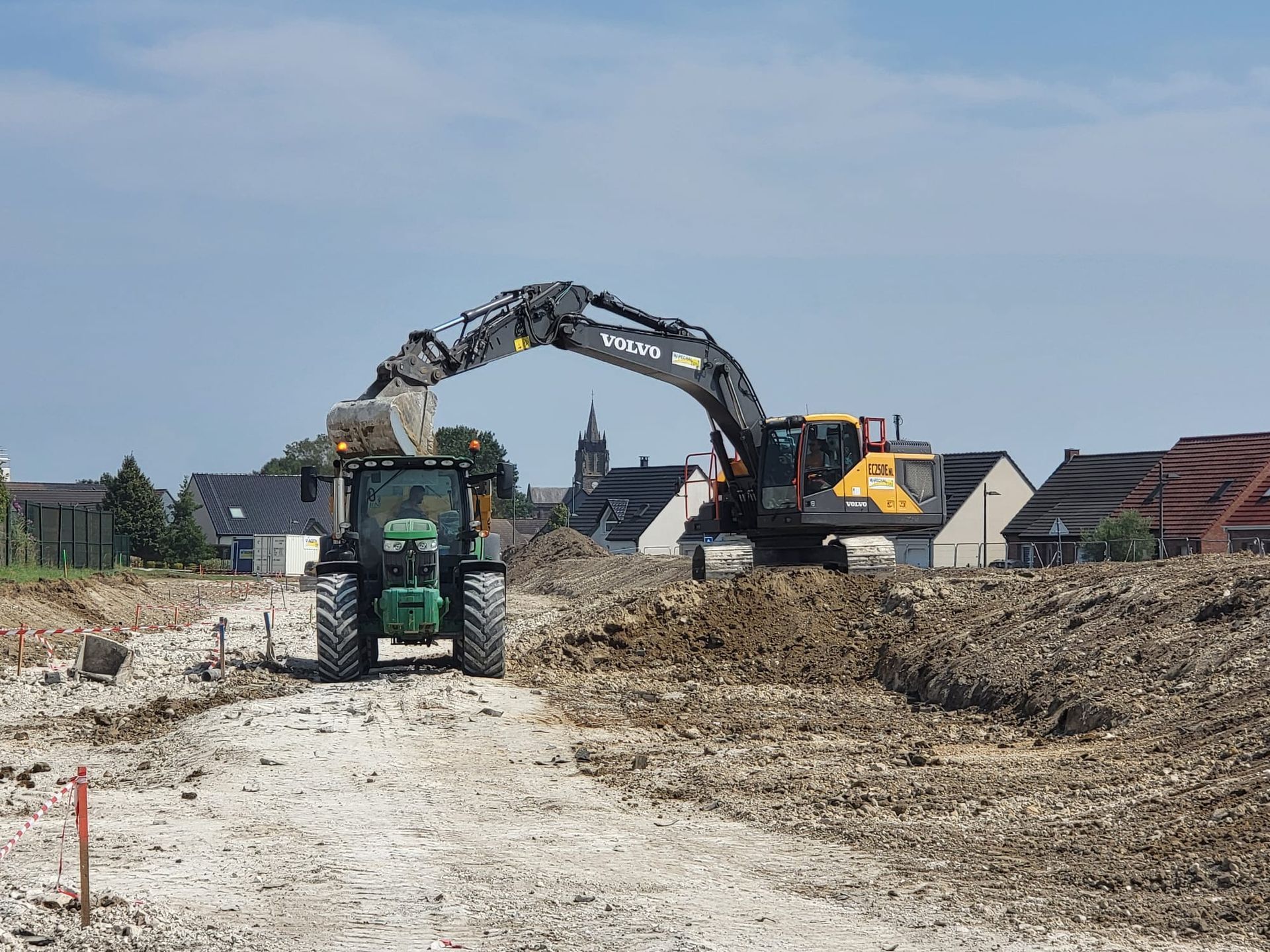 Ouverture d'une tranchée dans une route avec une pelle mécanique