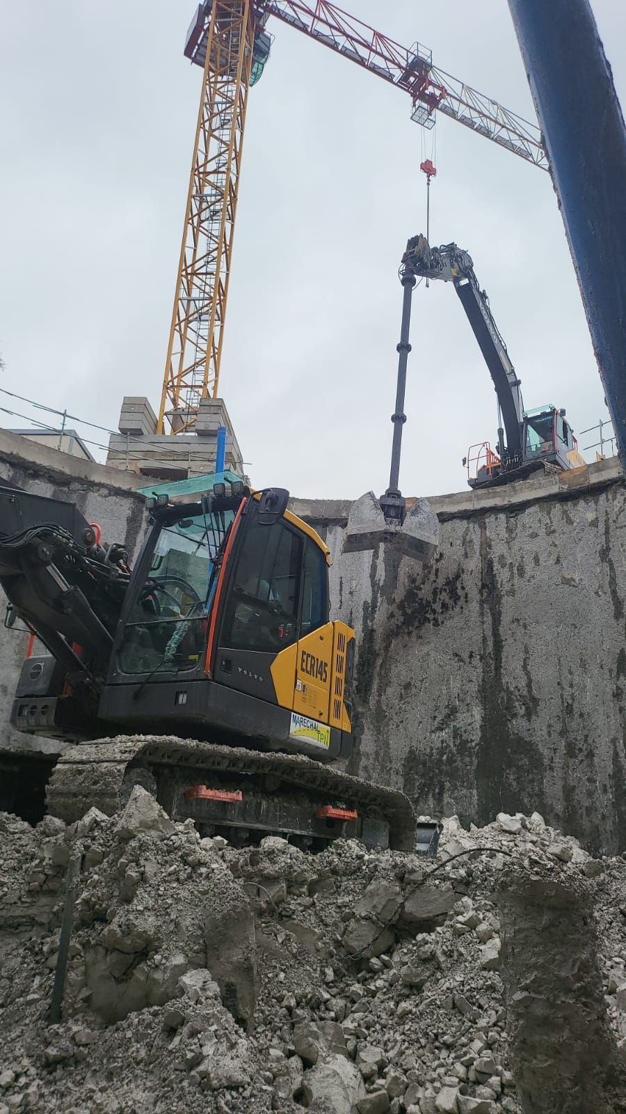 Creusée d'une grande réserve d'eau avec une pelle mécanique